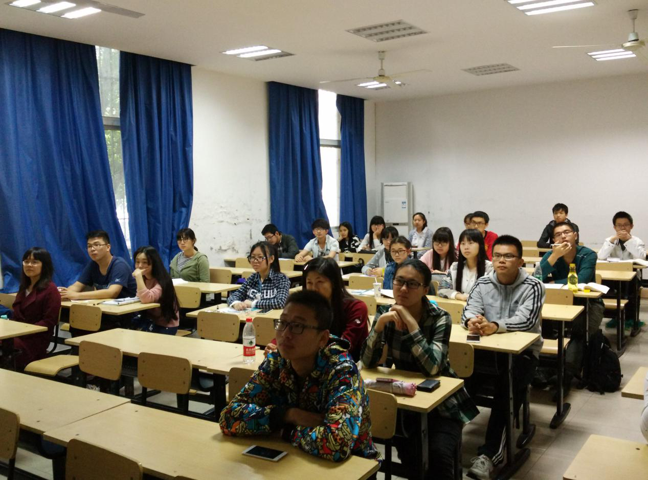 同学们认真观看电影