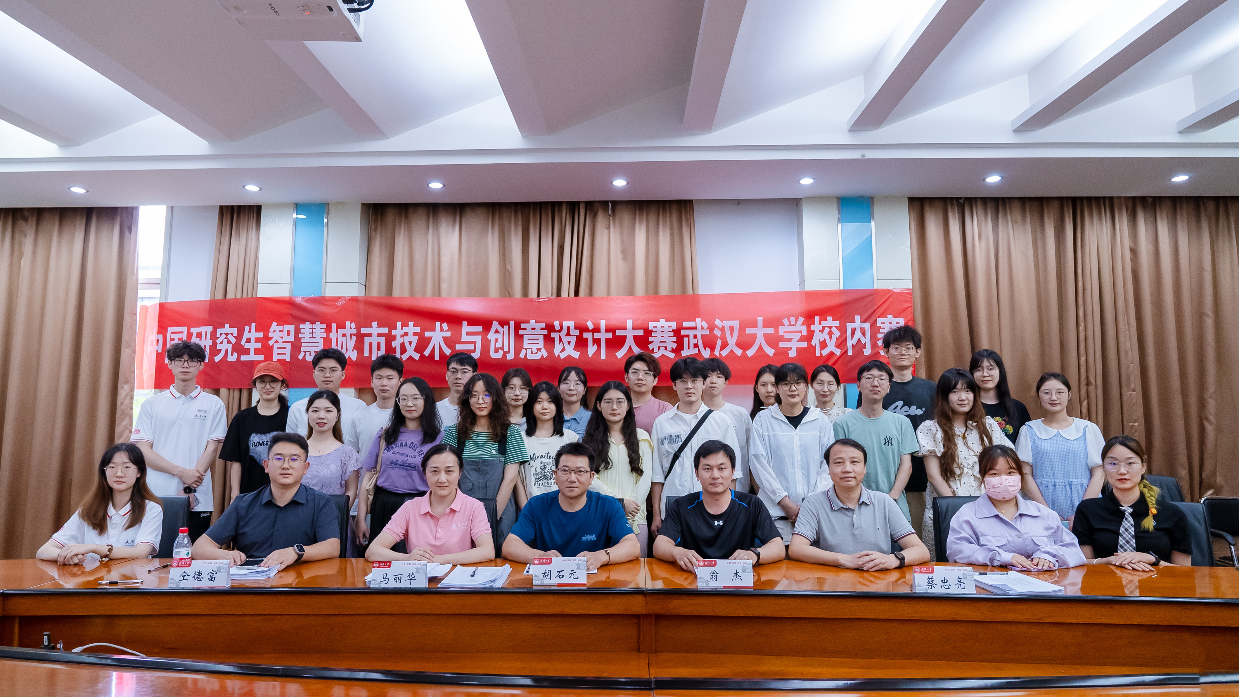 <p>2024年智慧城市设计大赛老王论坛
校内赛顺利举办</p>